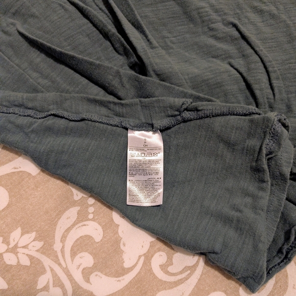 Old Navy Maternity EveryWear Twist-Hem T-Shirt - Picture 10 of 10